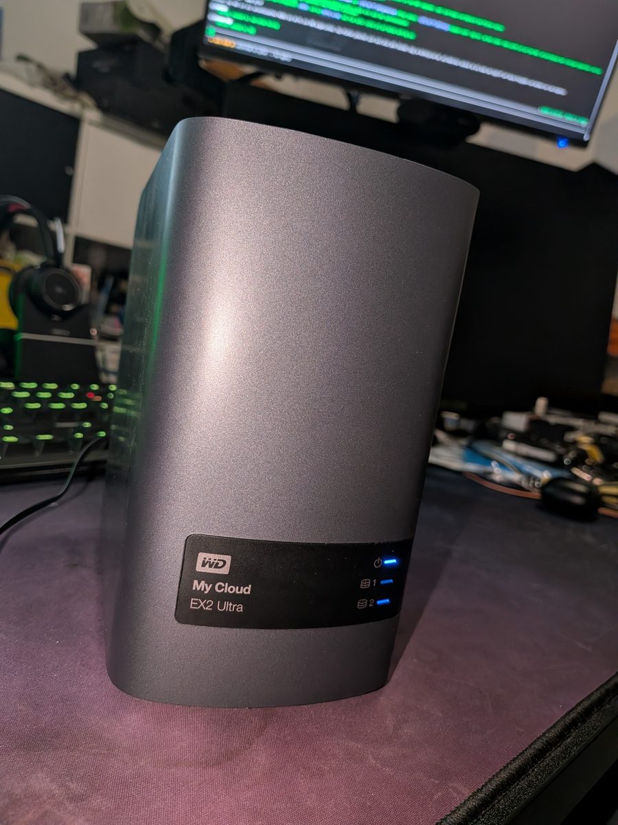 WD My Cloud EX2 Ultra mit leuchtender Power-LED und zwei blauen Platten-LEDs
