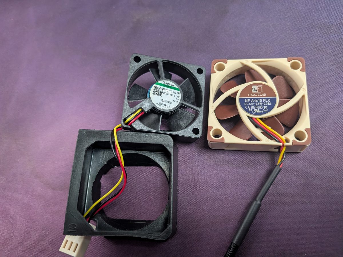 Original-Lüfter von Sunon mit Halter neben dem Noctua NF-A4x10 FLX
