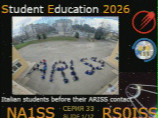 SSTV-Bild Slide 1: Schüler bilden auf einem Schulhof den Schriftzug ARISS