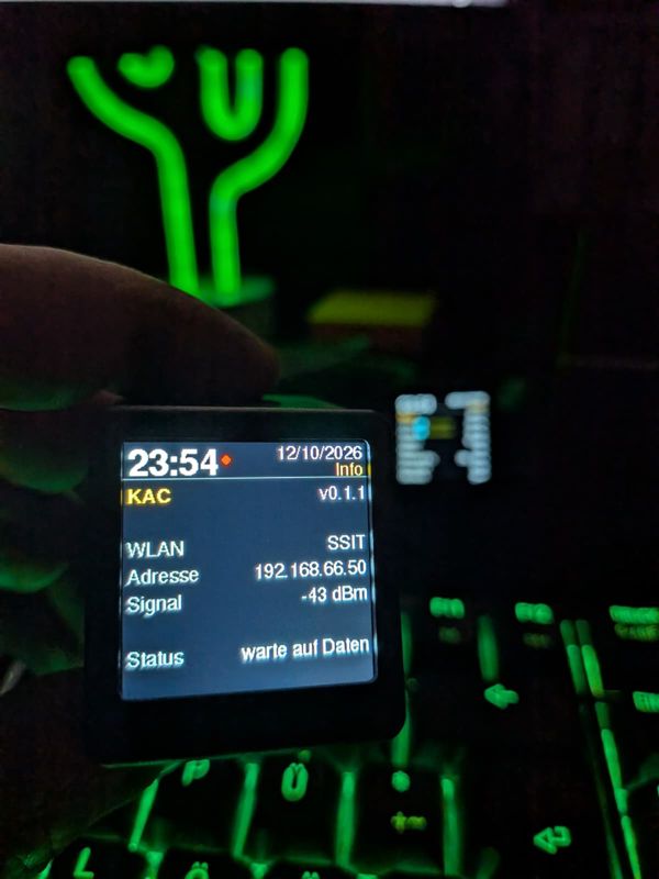 Display with the KAC info page: time, date, version, Wi-Fi, IP address, signal strength and the note waiting for data